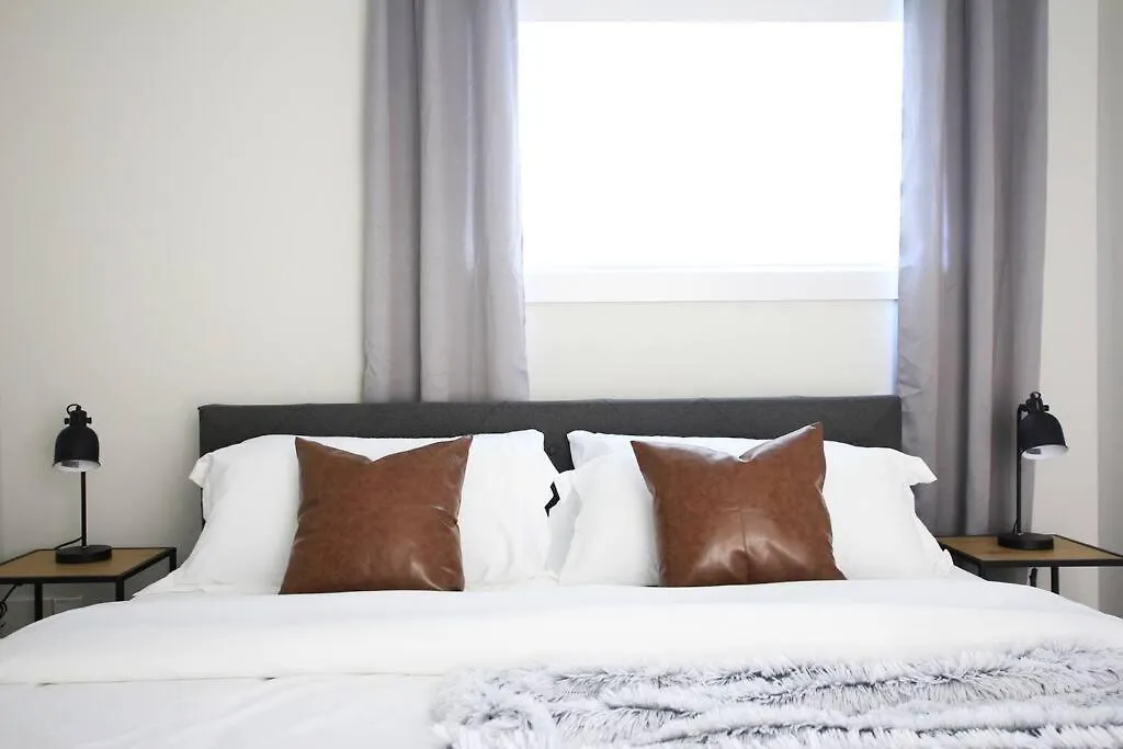 Executive Bsmt Suite, King Bed, 5 Min To Dt & Whyte Ave, Sleeps 6! Edmonton 0*,  Kanada